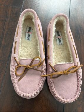 Minnetonka Pink Suede Moccasin Slippers with Leather Bow